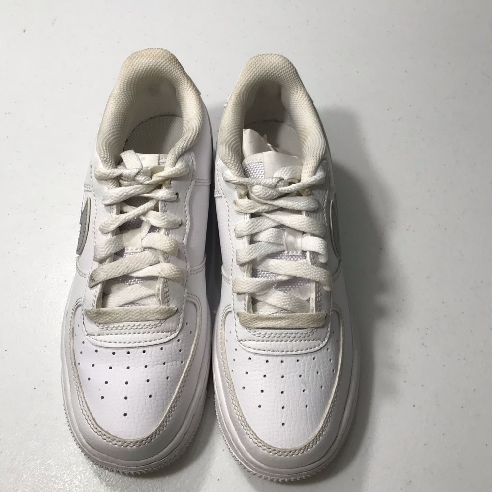 Nike Boys Kids White Sneakers 4Y SB-